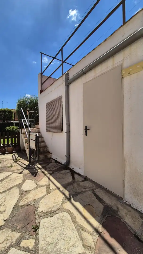 Vista exterior de Casa o xalet en venda en Castellar del Vallès amb Aire condicionat, Jardí privat i Terrassa