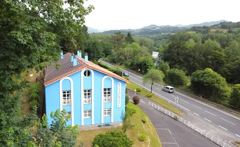Vista exterior de Edifici en venda en Cangas de Onís amb Piscina comunitària