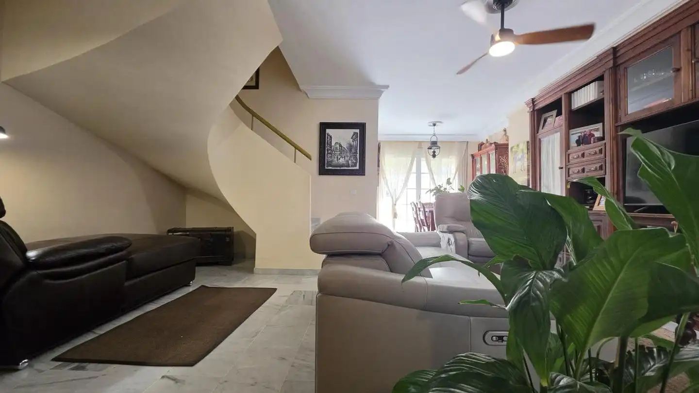 Sala de estar de Casa adosada en venta en Mairena del Aljarafe con Aire acondicionado y Trastero