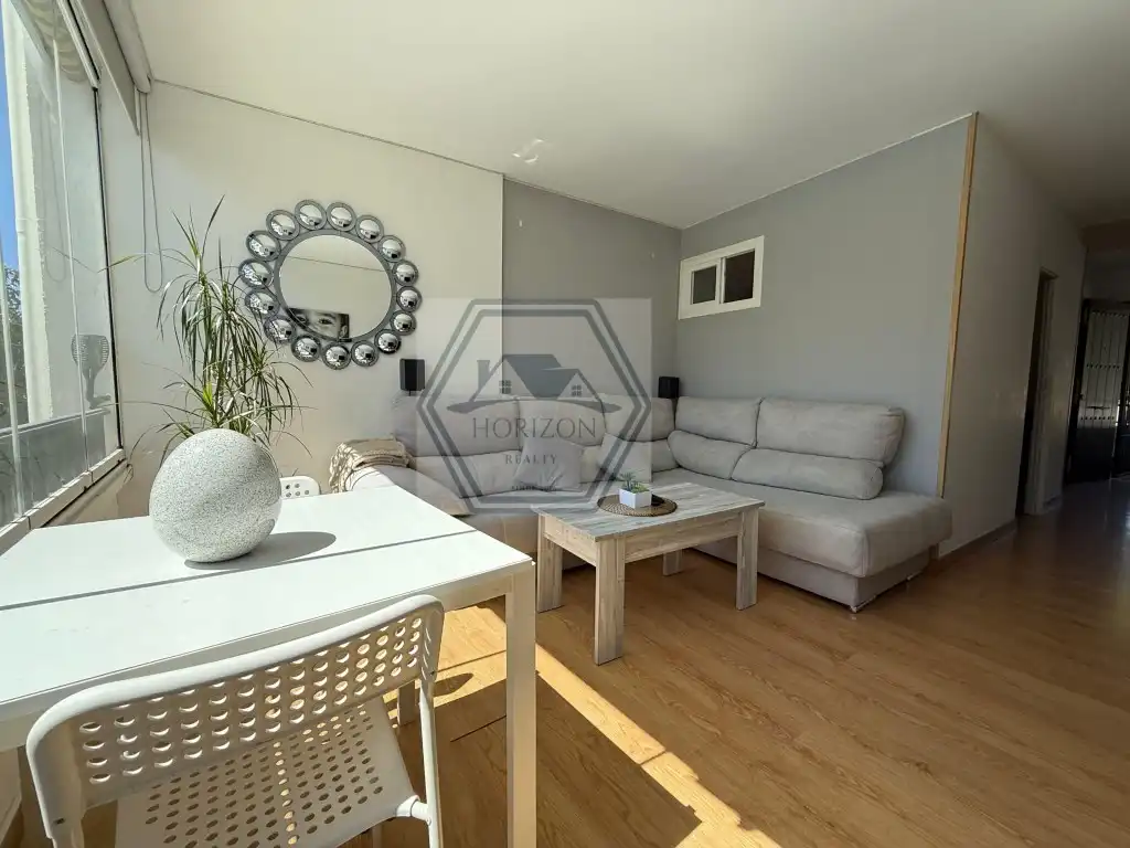 Sala d'estar de Pis en venda en Marbella amb Piscina comunitària