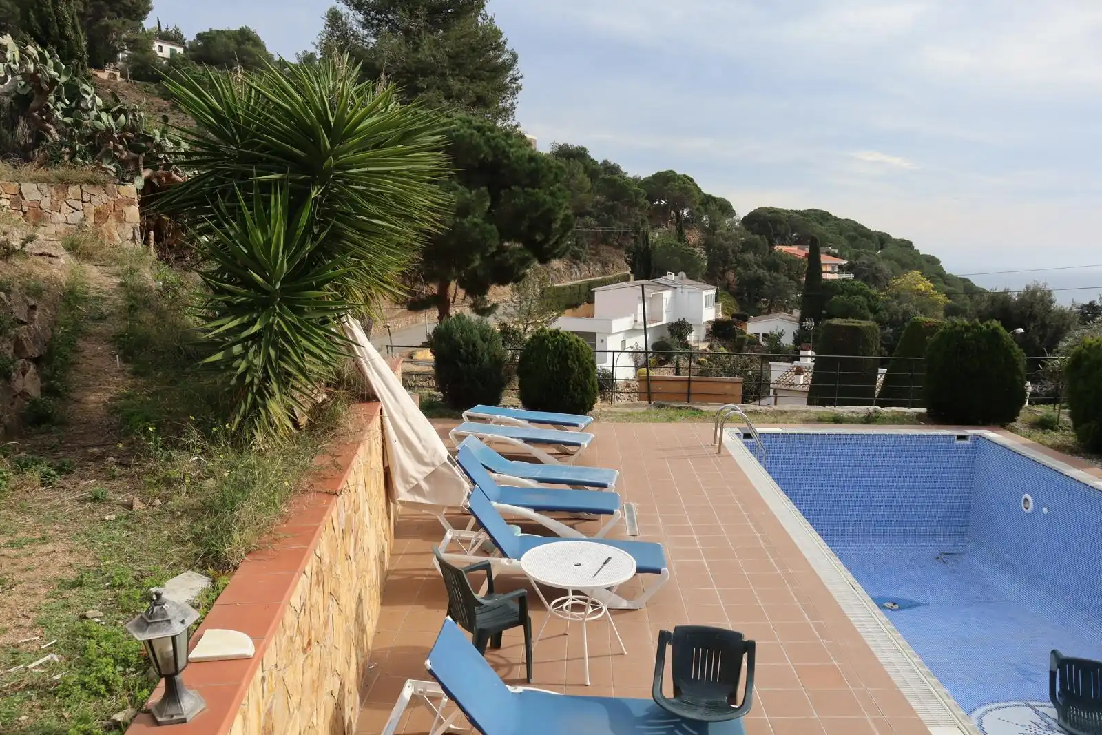 Schwimmbecken von Einfamilien-Reihenhaus zum Verkauf in Tossa de Mar mit Klimaanlage, Privatgarten und Terrasse