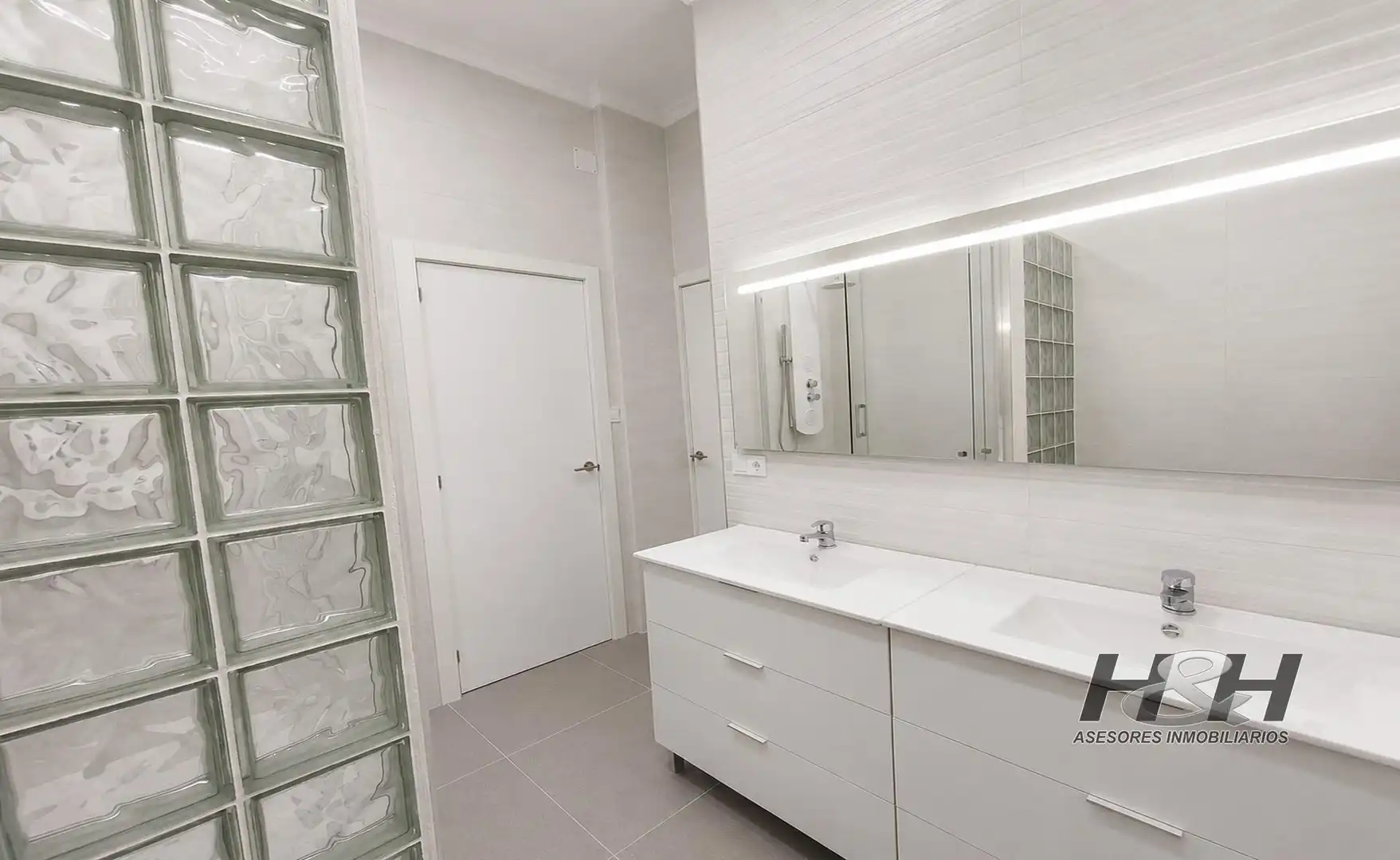 Baño de Ático de alquiler en Burjassot con Terraza, Trastero y Balcón