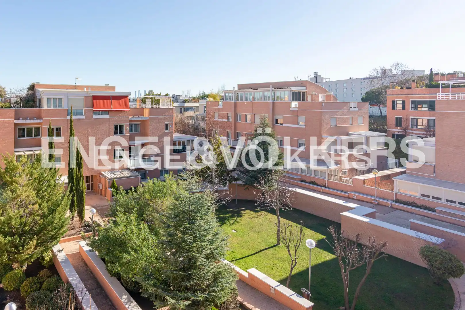 Vista exterior de Dúplex en venda en Madrid amb Aire condicionat, Calefacció i Terrassa