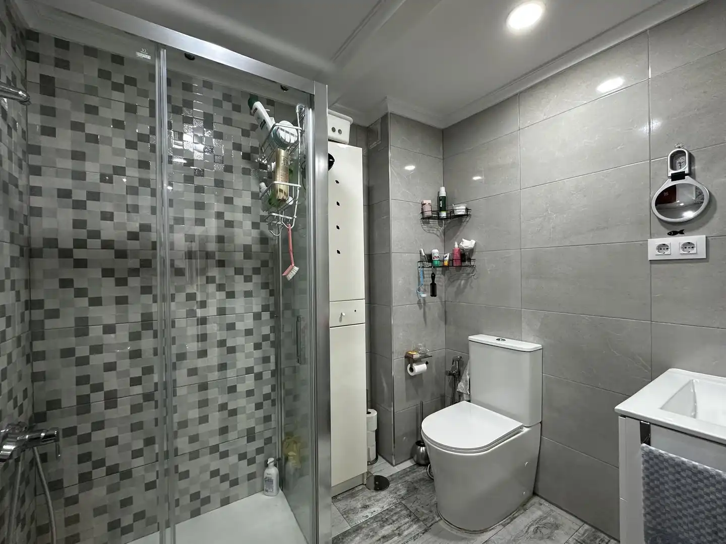Bathroom of Flat for sale in Gijón   with Heating and Swimming Pool