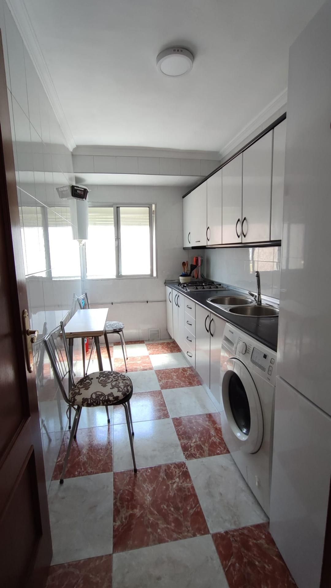 Cocina de Piso de alquiler en  Sevilla Capital con Aire acondicionado y Calefacción