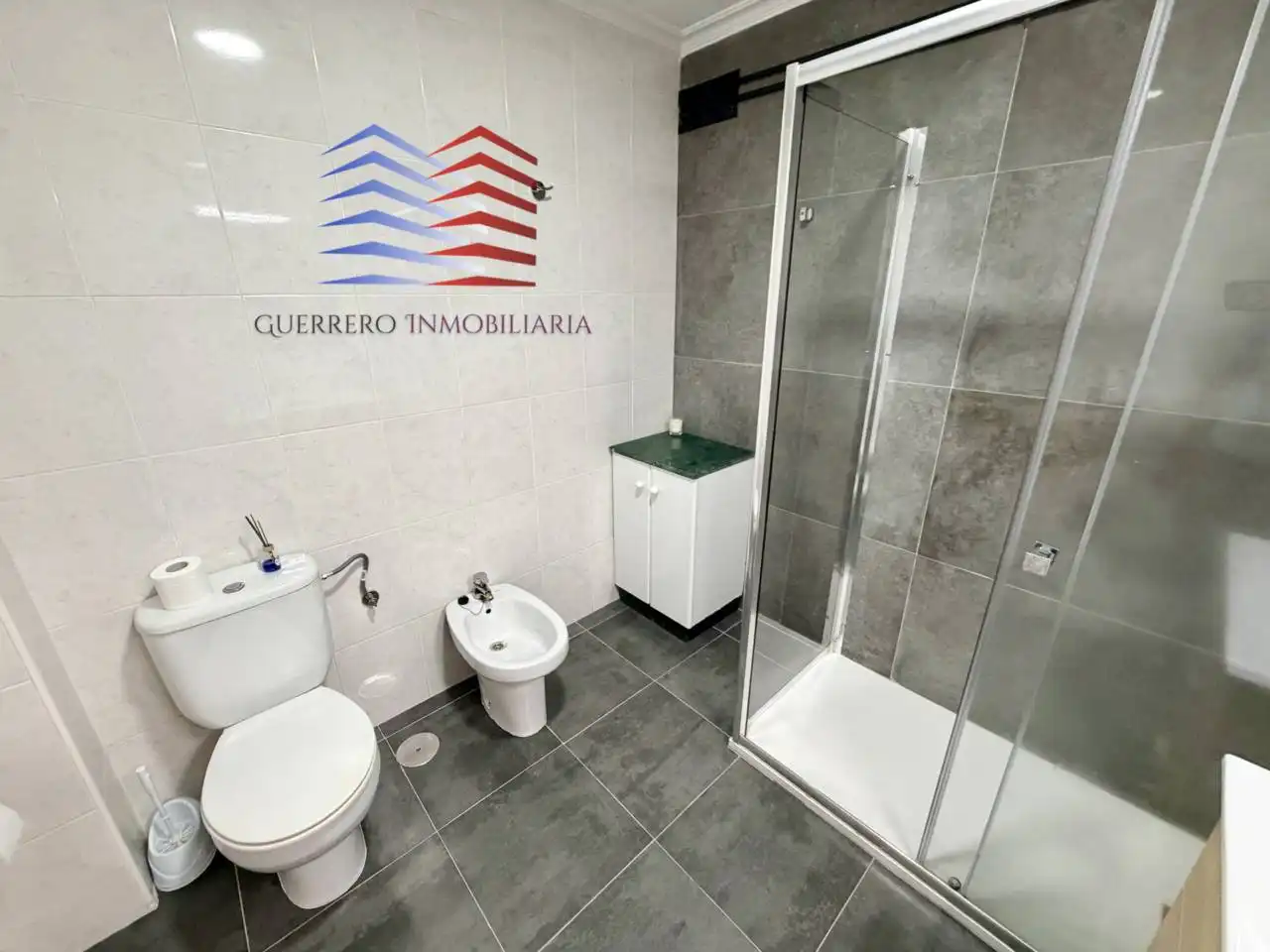 Baño de Piso de alquiler en Ourense Capital  con Calefacción, Parquet y Alarma
