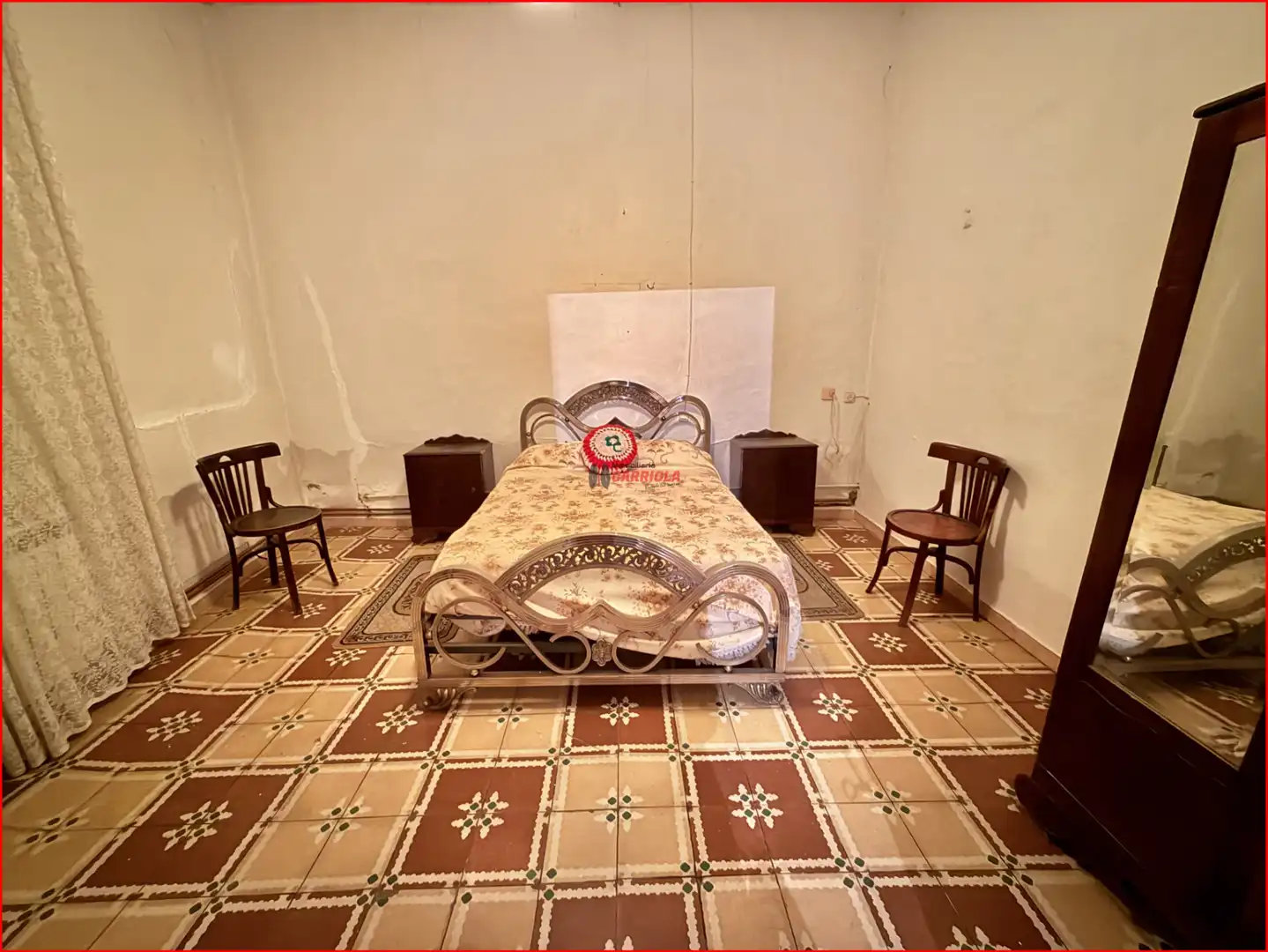 Schlafzimmer von Einfamilien-Reihenhaus zum Verkauf in Gerindote mit Möbliert