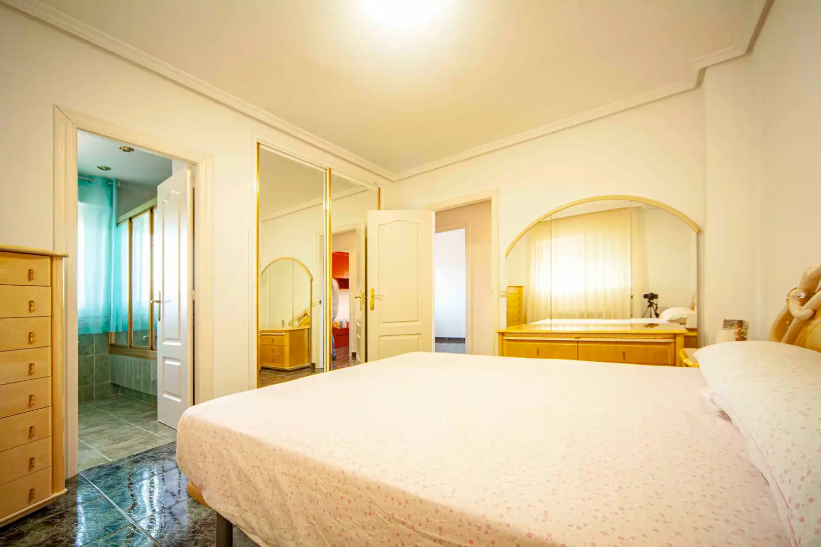 Dormitori de Casa o xalet en venda en Sevilla la Nueva amb Aire condicionat, Calefacció i Jardí privat