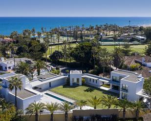 Vista exterior de Casa o xalet en venda en Sotogrande amb Aire condicionat, Calefacció i Jardí privat