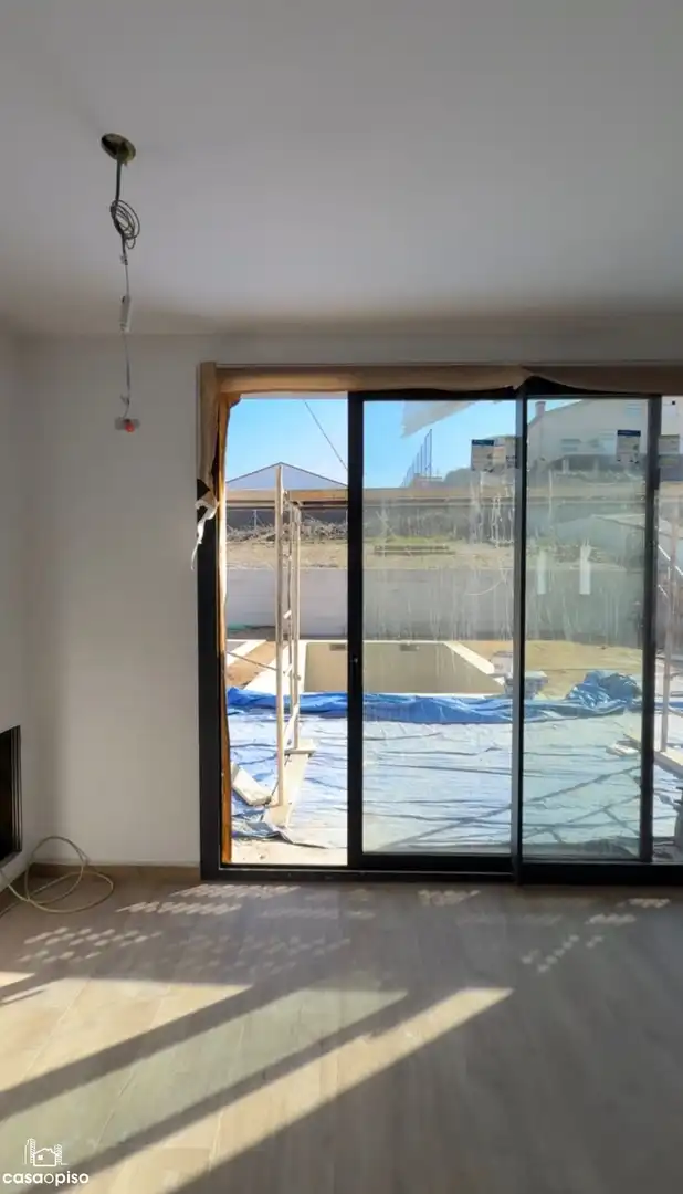 Einfamilien-Reihenhaus zum Verkauf in Terrassa mit Klimaanlage, Heizung und Privatgarten