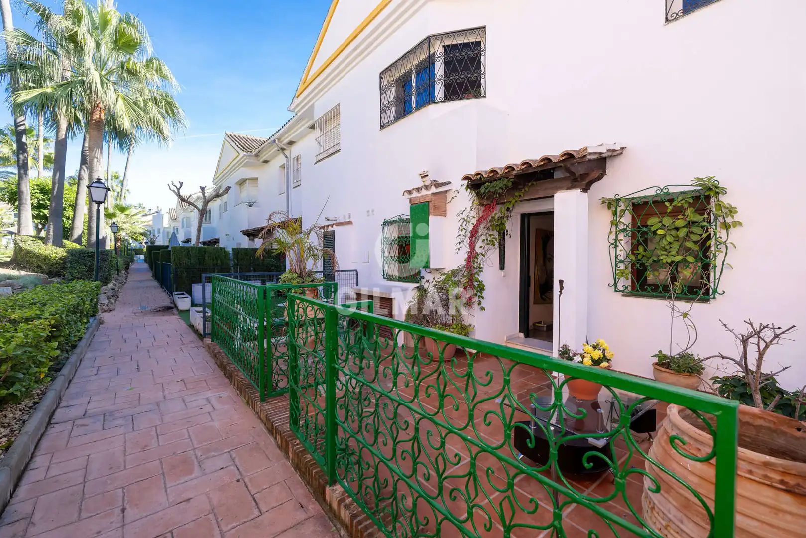 Vista exterior de Casa adosada en venda en Estepona amb Calefacció i Jardí privat
