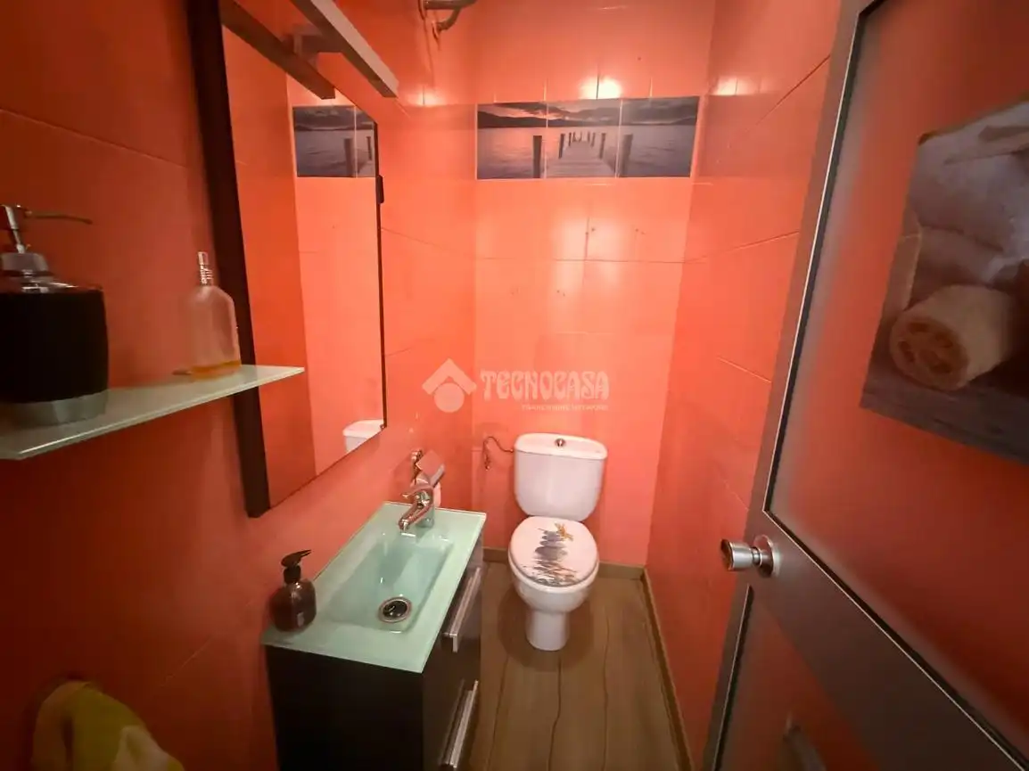 Badezimmer von Einfamilien-Reihenhaus zum Verkauf in La Puebla de Cazalla mit Klimaanlage, Terrasse und Balkon