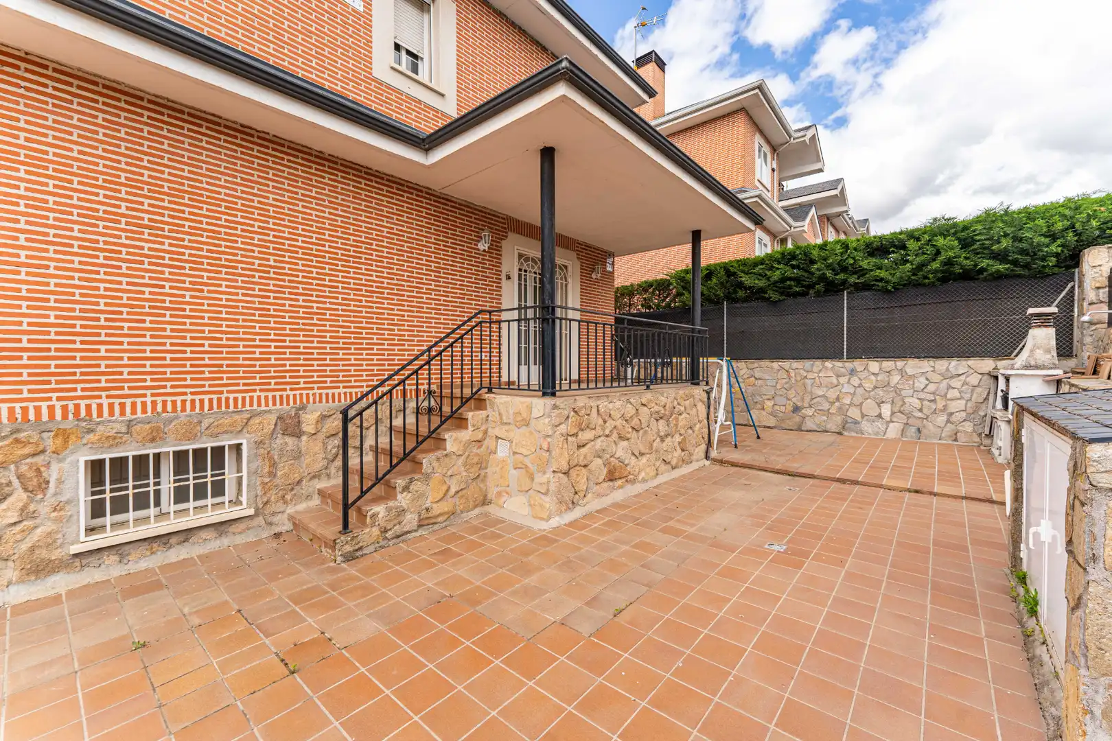 Vista exterior de Casa adosada en venda en Arroyomolinos (Madrid) amb Calefacció, Jardí privat i Moblat