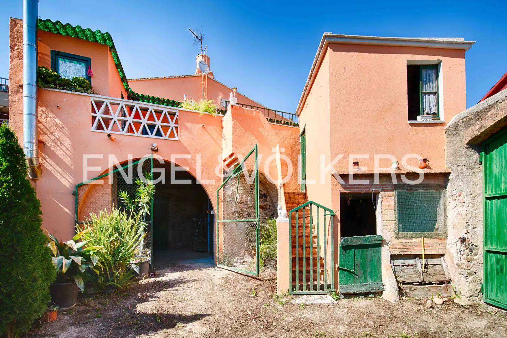 Vista exterior de Casa adosada en venta en Garriguella con Calefacción, Jardín privado y Terraza