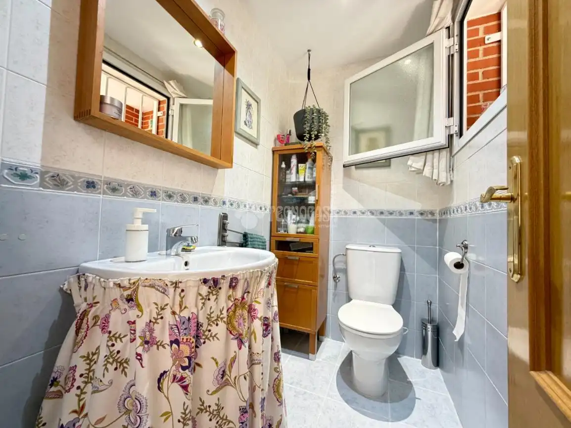 Bany de Casa adosada en venda en Daganzo de Arriba amb Aire condicionat, Parquet i Piscina