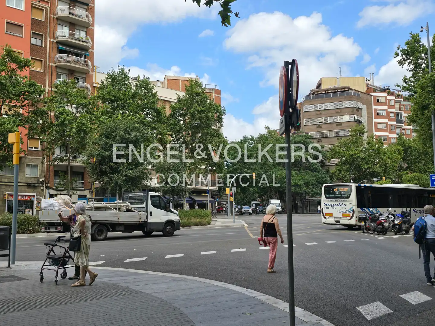 Vista exterior de Local en venda en Barcelona