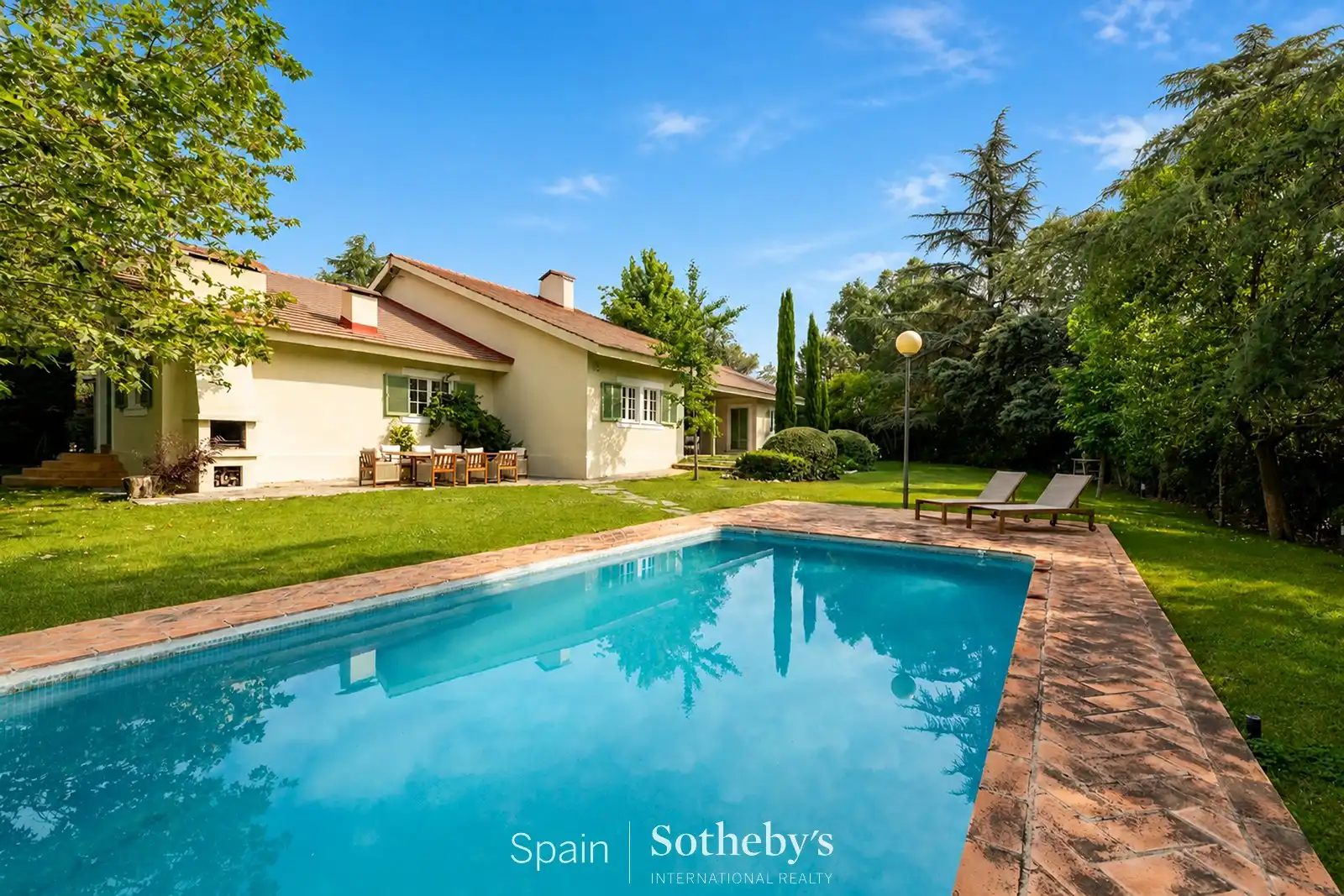 Vista exterior de Casa o xalet en venda en Boadilla del Monte amb Aire condicionat, Jardí privat i Terrassa
