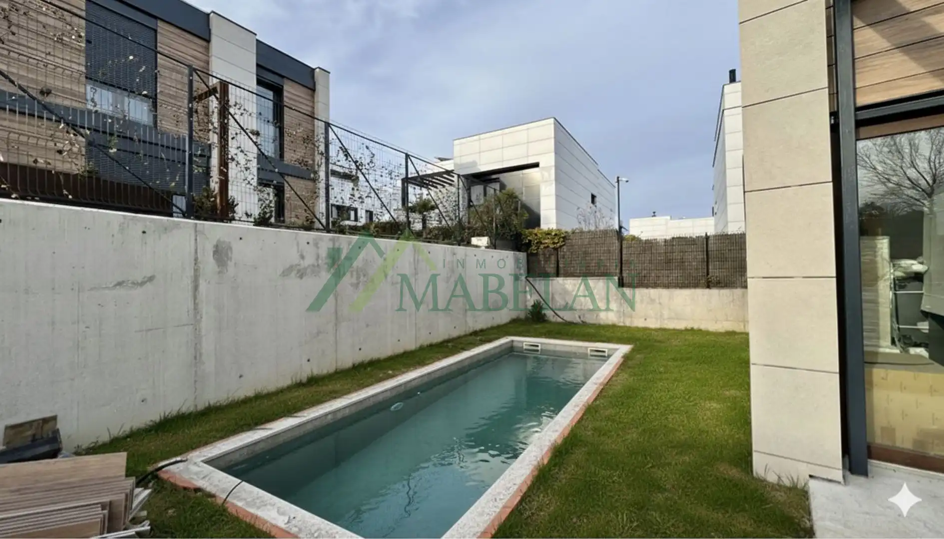 Swimming pool of Houses for sale in Las Rozas de Madrid  with Air Conditioner, Heating and Private garden