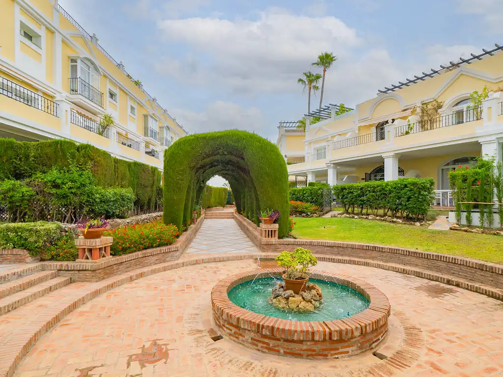 Vista exterior de Dúplex en venta en Marbella con Piscina