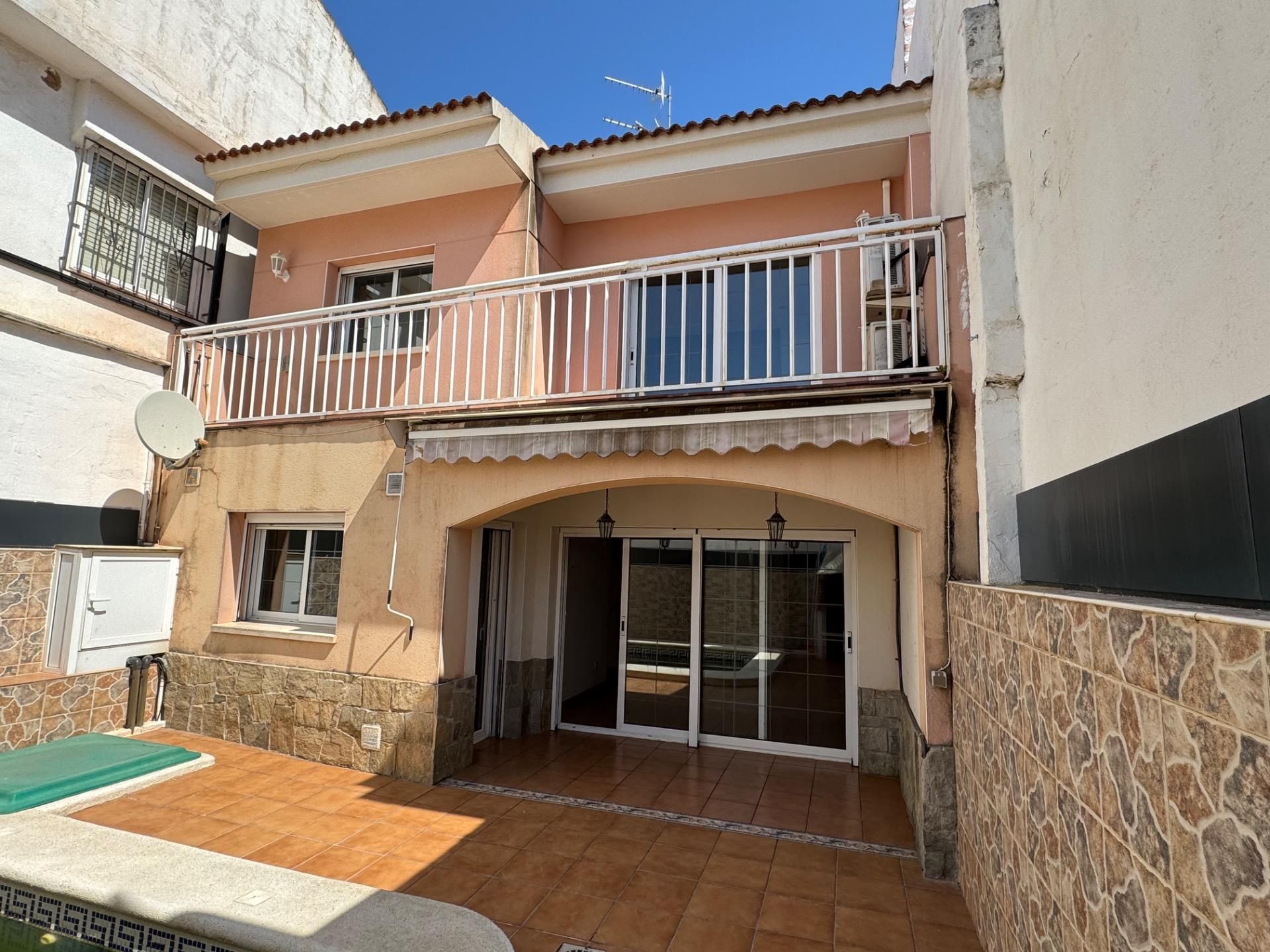 Vista exterior de Casa adosada en venda en Vilanova i la Geltrú amb Jardí privat, Terrassa i Piscina