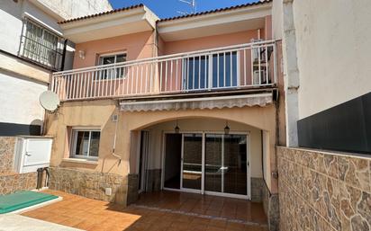 Exterior view of Single-family semi-detached for sale in Vilanova i la Geltrú  with Private garden, Terrace and Swimming Pool