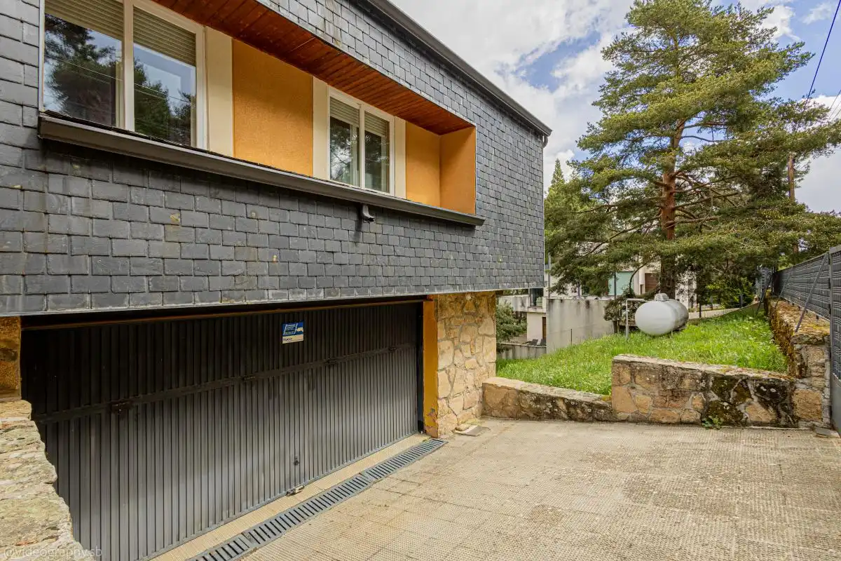 Vista exterior de Casa o xalet en venda en Collado Mediano amb Calefacció, Jardí privat i Moblat