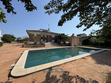 Casa con piscina en venta en Avenida Argimont 0