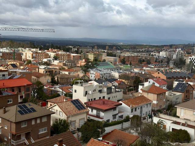Piso en Venta en Calle Federico Carlos Sainz de Robles en Valdezarza
