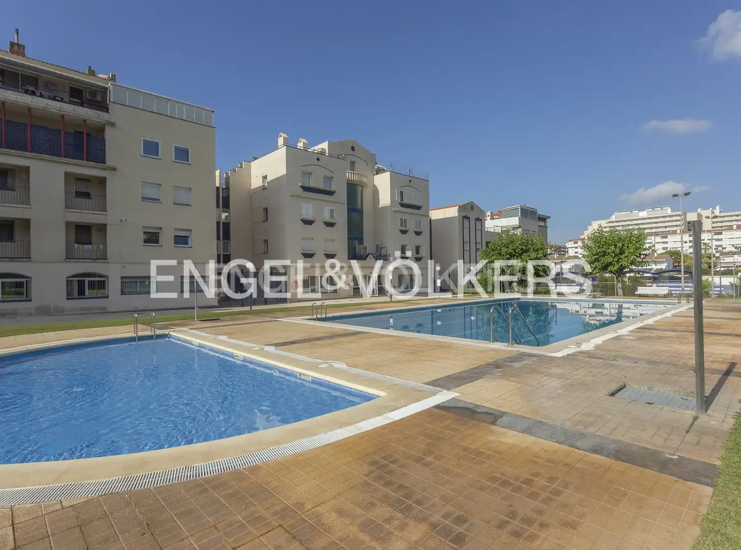 Schwimmbecken von Wohnung zum Verkauf in Sitges mit Heizung, Privatgarten und Terrasse
