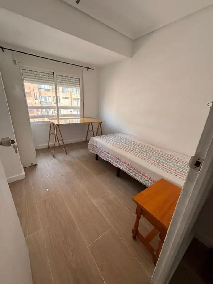 Habitación de Piso de alquiler en Valencia con Aire acondicionado y Amueblado