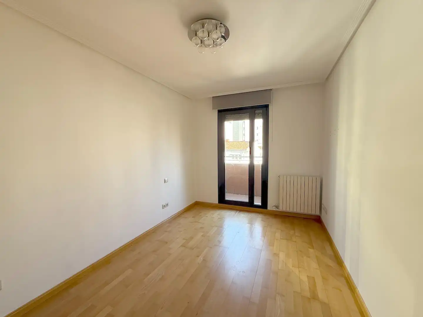 Schlafzimmer von Dachboden zum Verkauf in Zaragoza mit Heizung, Parkett und Terrasse