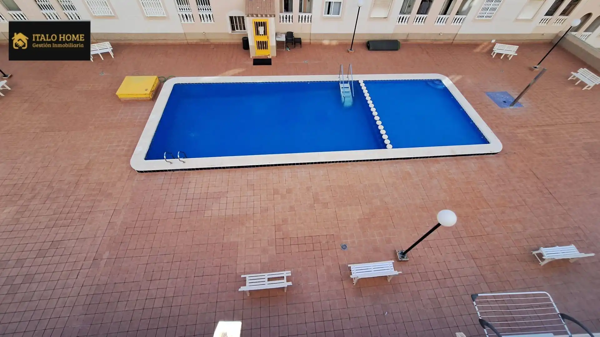 Piscina de Piso en venta en Torrevieja con Piscina comunitaria