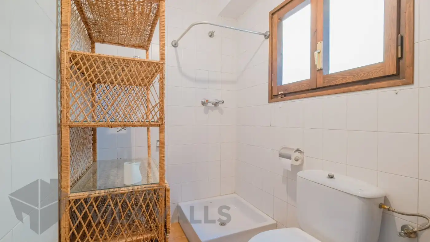 Badezimmer von Haus oder Chalet zum Verkauf in Sant Quirze Safaja mit Privatgarten und Balkon