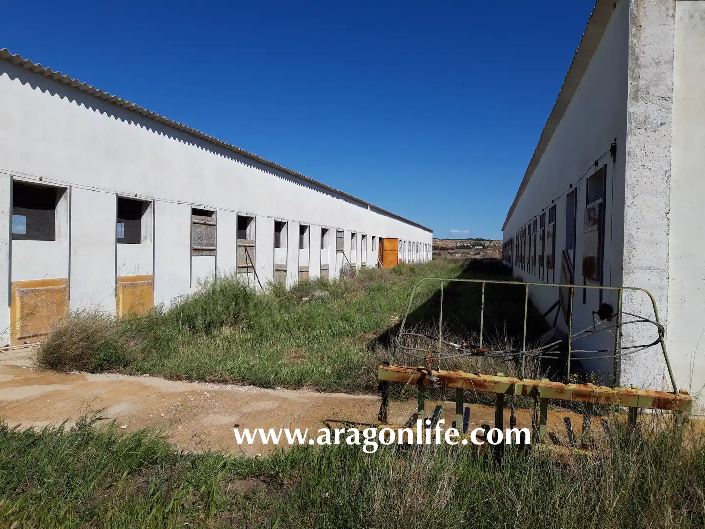 Vista exterior de Nau industrial en venda en Fabara