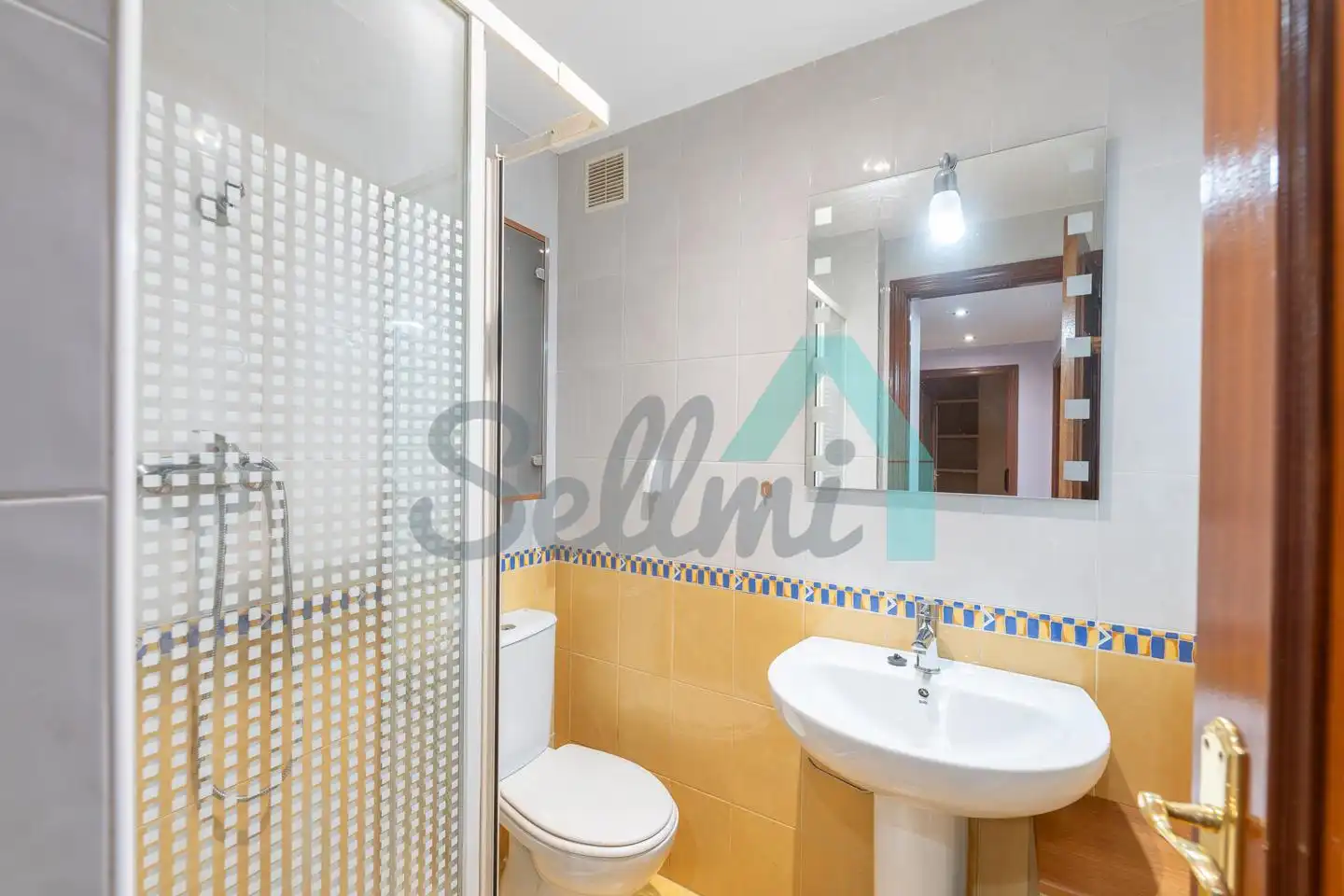 Bathroom of Flat for rent in Oviedo   with Heating, Parquet flooring and Furnished