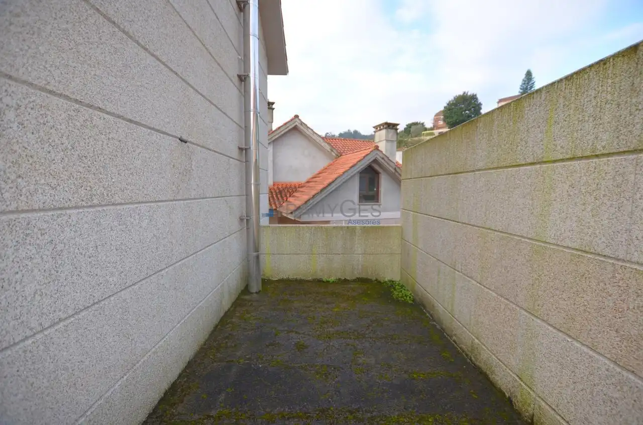 Vista exterior de Casa adosada en venda en Moaña amb Jardí privat i Terrassa