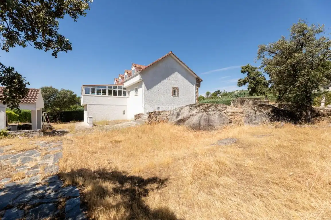 Vista exterior de Casa o xalet en venda en Hoyo de Manzanares amb Calefacció i Jardí privat