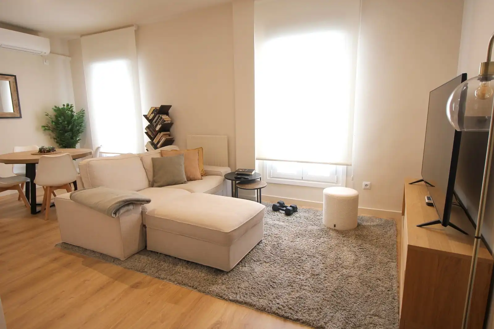 Sala d'estar de Pis en venda en Madrid amb Aire condicionat