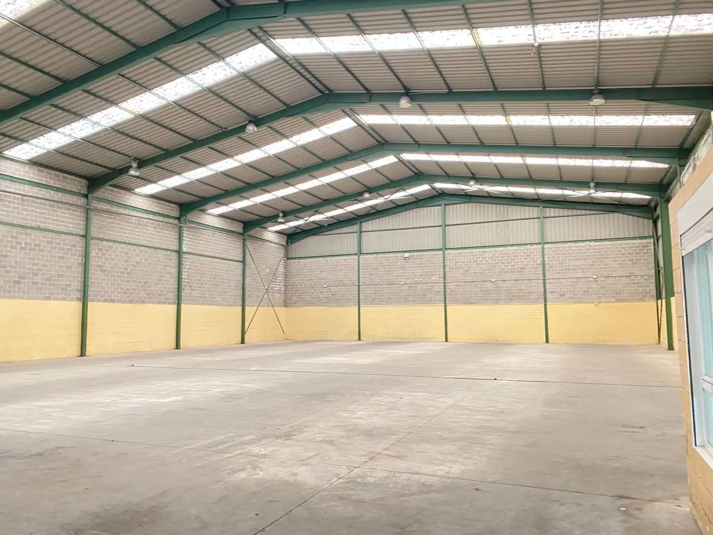 Vista exterior de Nave industrial en venta en Camargo