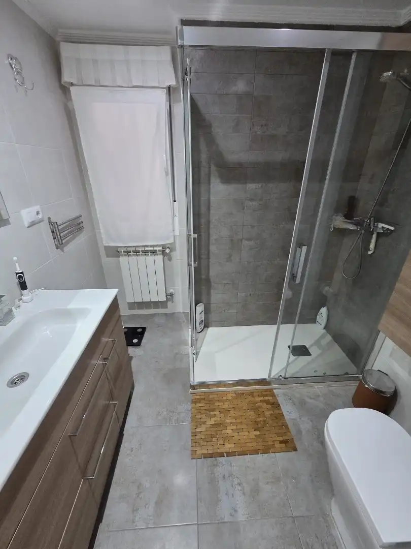 Bany de Pis en venda en Oviedo  amb Calefacció, Terrassa i Traster