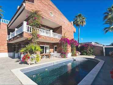 Villa con balcone in vendita a Carrer NAVAS DE TOLOSA