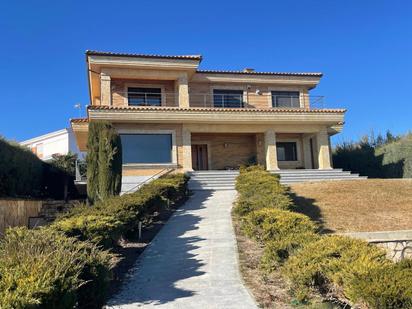 Vista exterior de Casa o xalet en venda en Cabrerizos amb Aire condicionat, Terrassa i Piscina