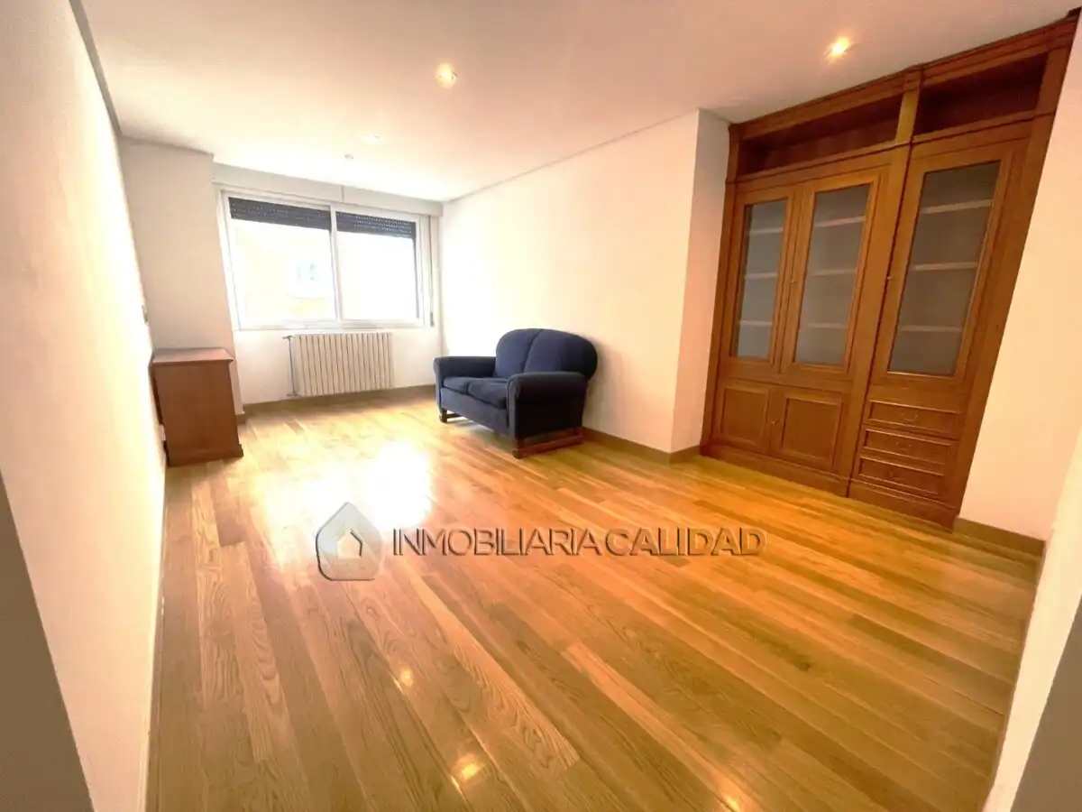 Vista exterior de Pis en venda en Burgos amb Calefacció i Traster