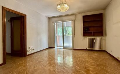 Sala d'estar de Pis en venda en  Madrid Capital amb Calefacció, Parquet i Terrassa