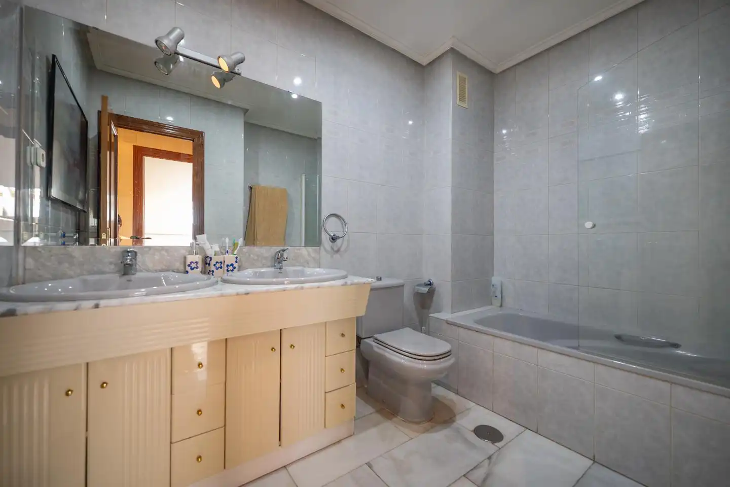 Badezimmer von Wohnung zum Verkauf in Ávila mit Klimaanlage, Parkett und Terrasse
