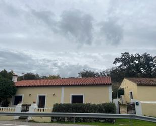 Vista exterior de Casa o xalet de lloguer en Valencia de Alcántara amb Jardí privat i Terrassa