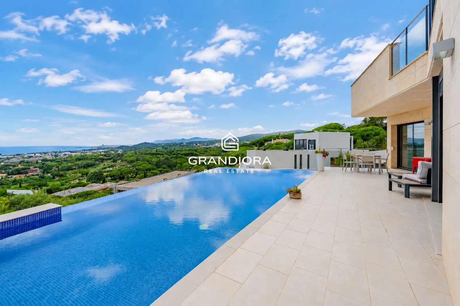 Detached house with pool for sale in Calle del Mirador