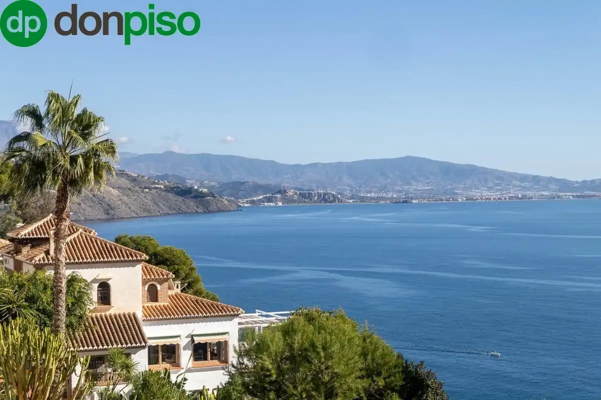 Exterior view of Houses for sale in Almuñécar  with Air Conditioner, Heating and Private garden