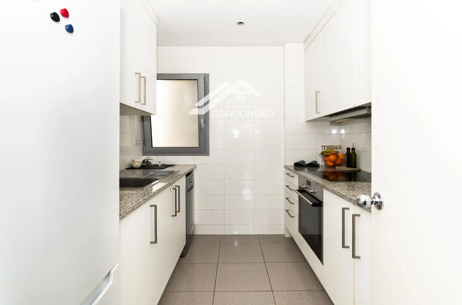 Küche von Wohnung zum Verkauf in Barcelona mit Klimaanlage und Heizung