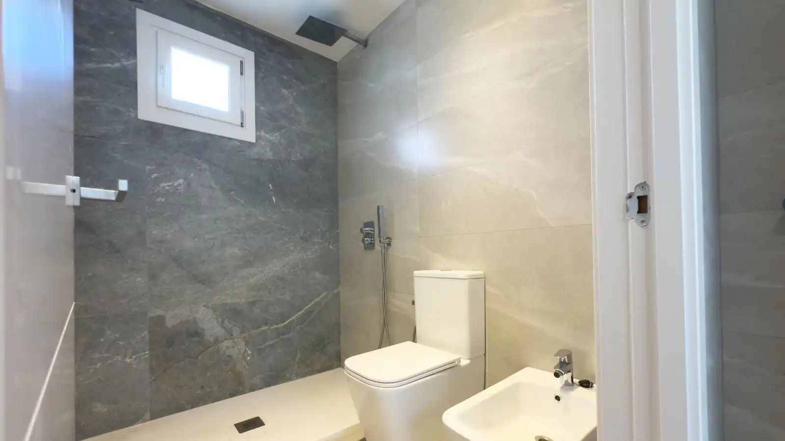 Badezimmer von Dachboden zum Verkauf in Santanyí mit Heizung, Terrasse und Balkon